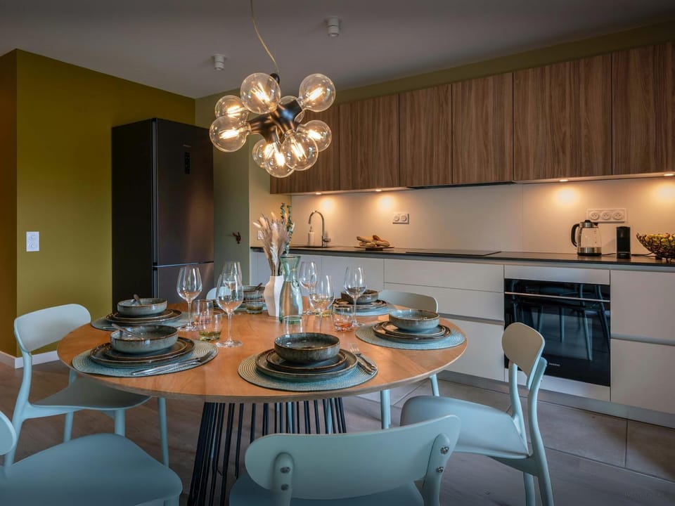 Kitchen or kitchenette, Dining area