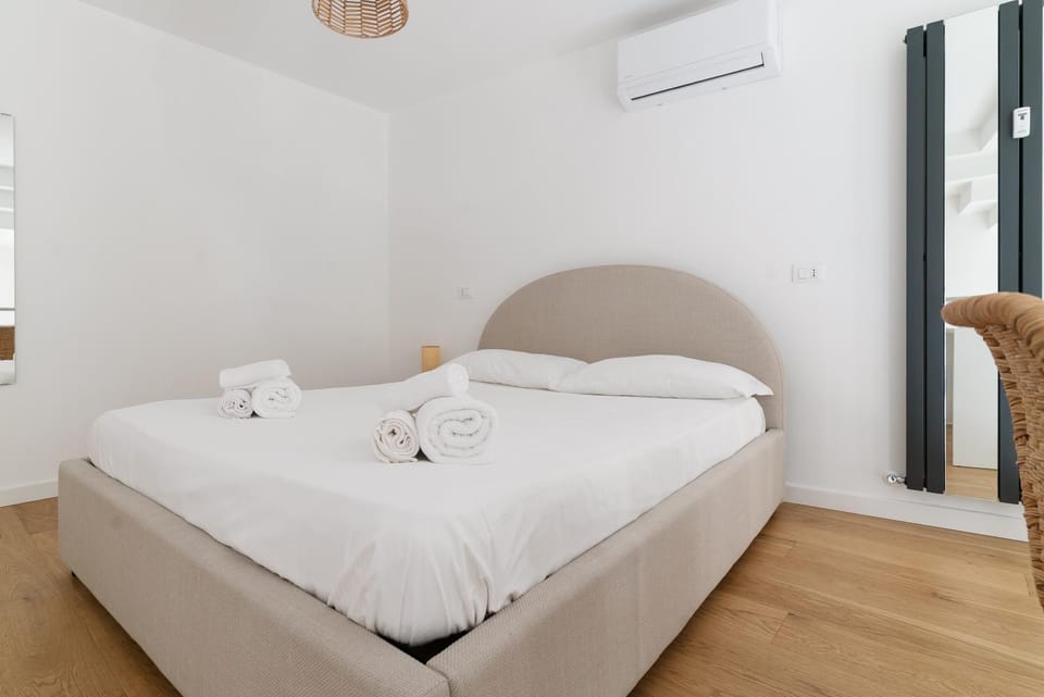 Bed, Bedroom, towels, air conditioner