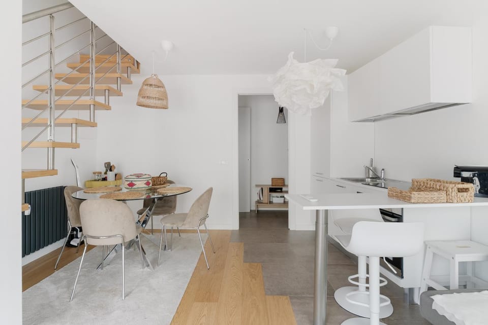 Kitchen or kitchenette, Living room, Seating area, Dining area