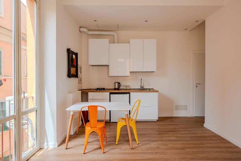 Kitchen or kitchenette, Dining area, stove