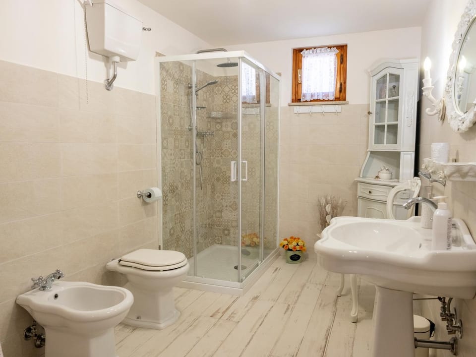 Shower, Toilet, Bathroom, bidet, towels