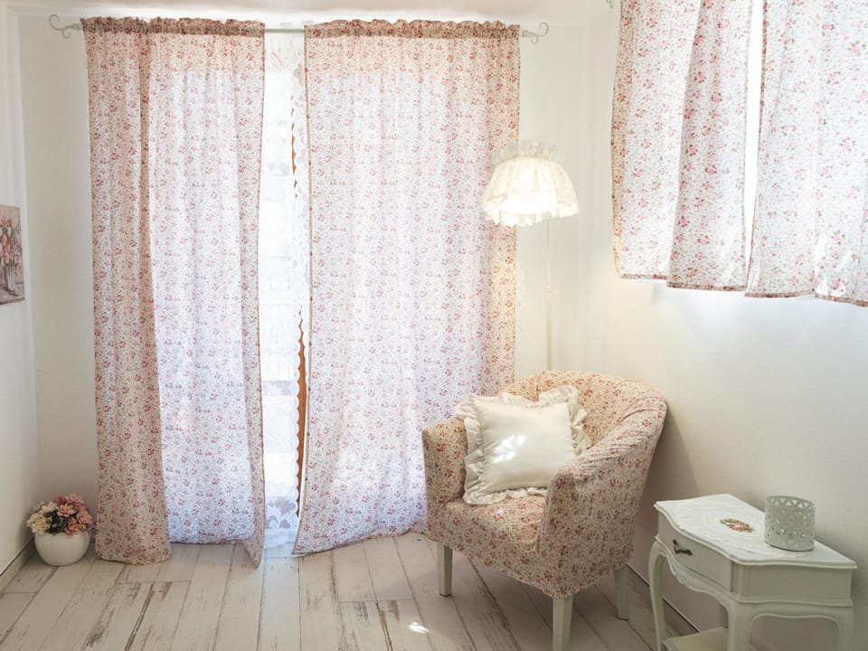 Bed, Living room, Photo of the whole room, Seating area, Bedroom
