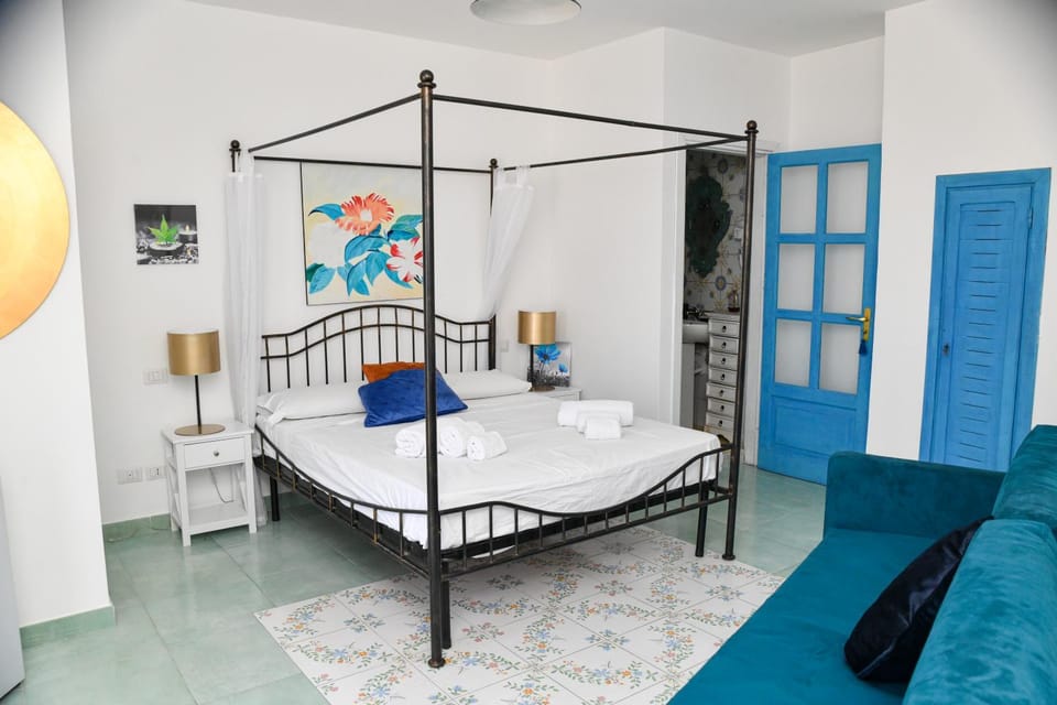 Bed, Photo of the whole room, Bedroom, City view