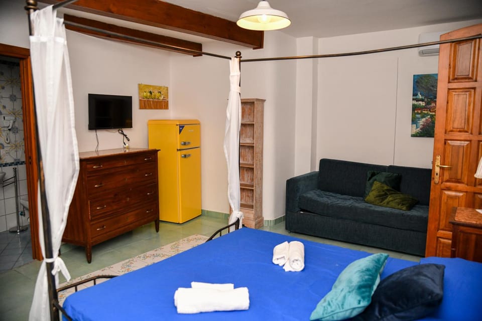 Bed, TV and multimedia, Photo of the whole room, Evening entertainment, Bedroom, minibar