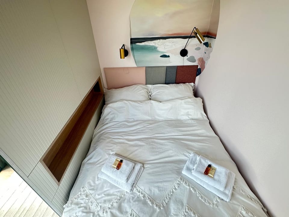 Bed, Bedroom, towels