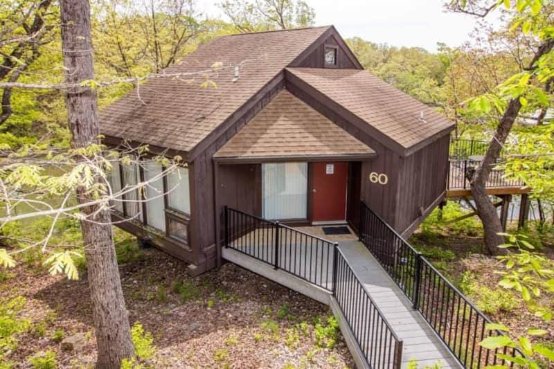 Treetop Village-3Bed3BAPoolsLakefrontLakeview House in Village Four Seasons