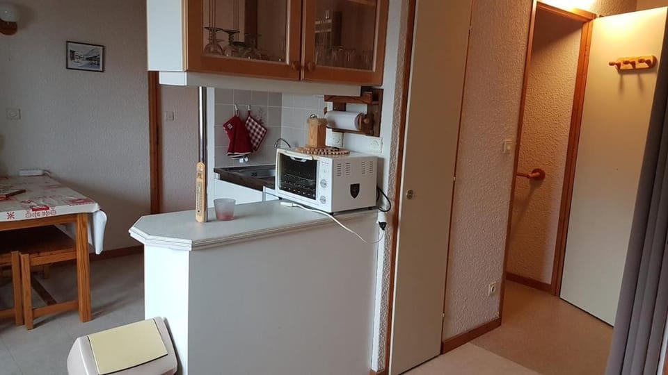 Kitchen or kitchenette, oven