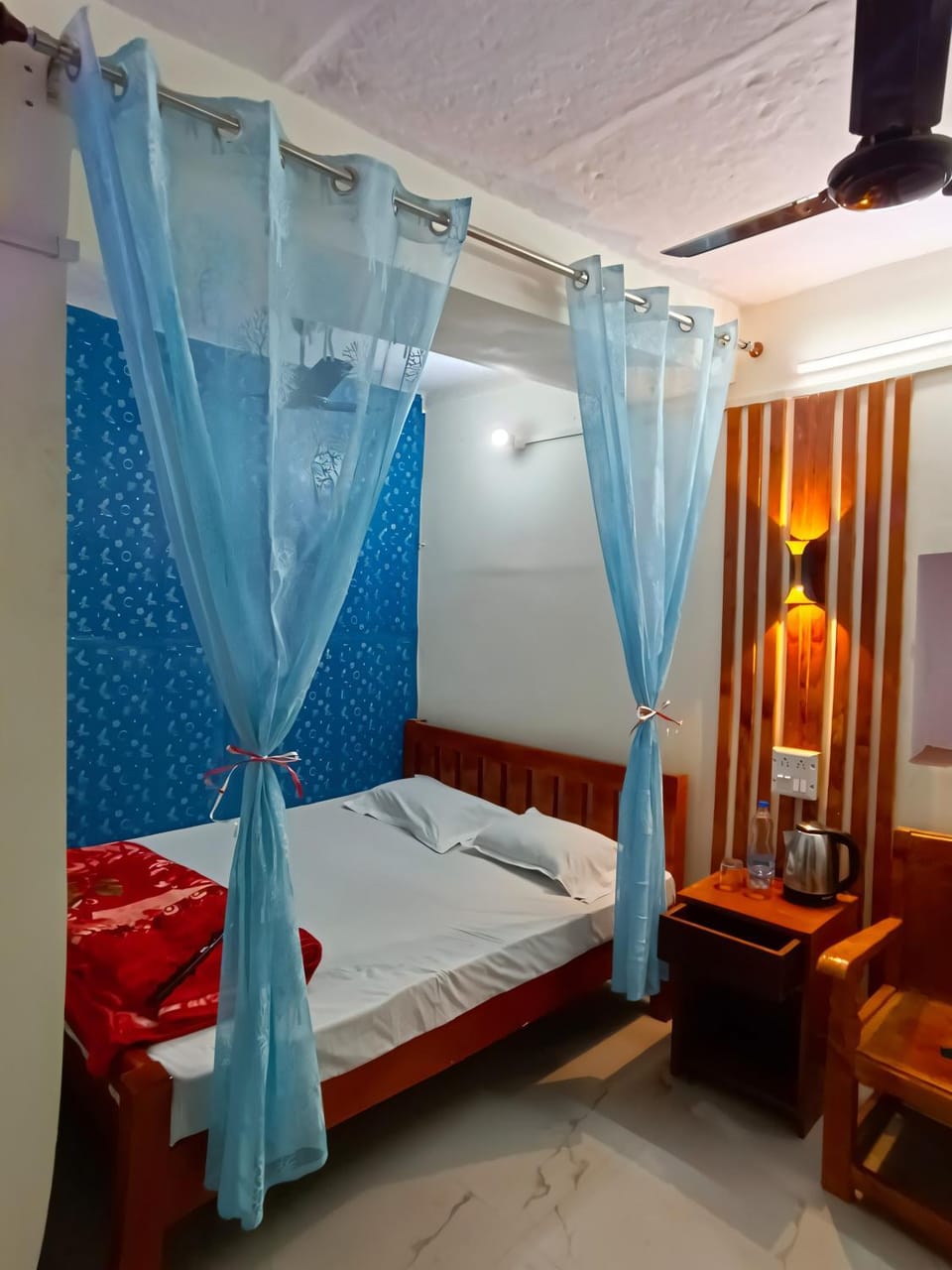 Bed, TV and multimedia, Photo of the whole room, Bedroom