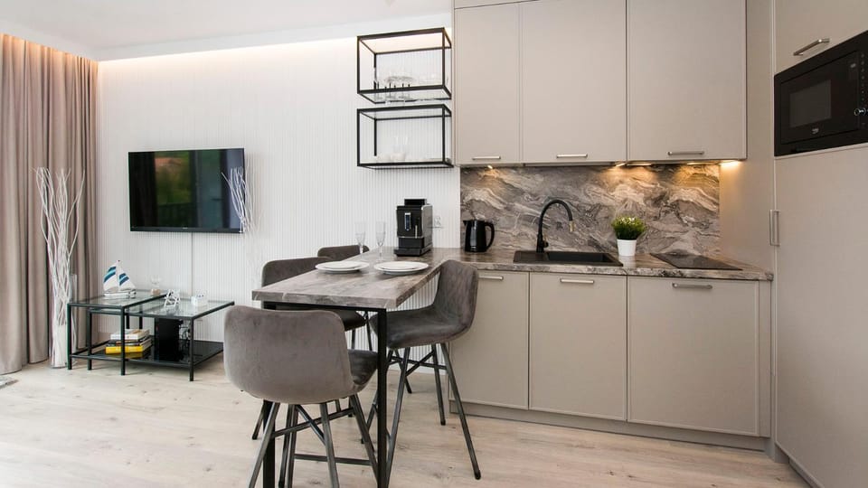 TV and multimedia, Coffee/tea facilities, Kitchen or kitchenette, Dining area, oven, stove