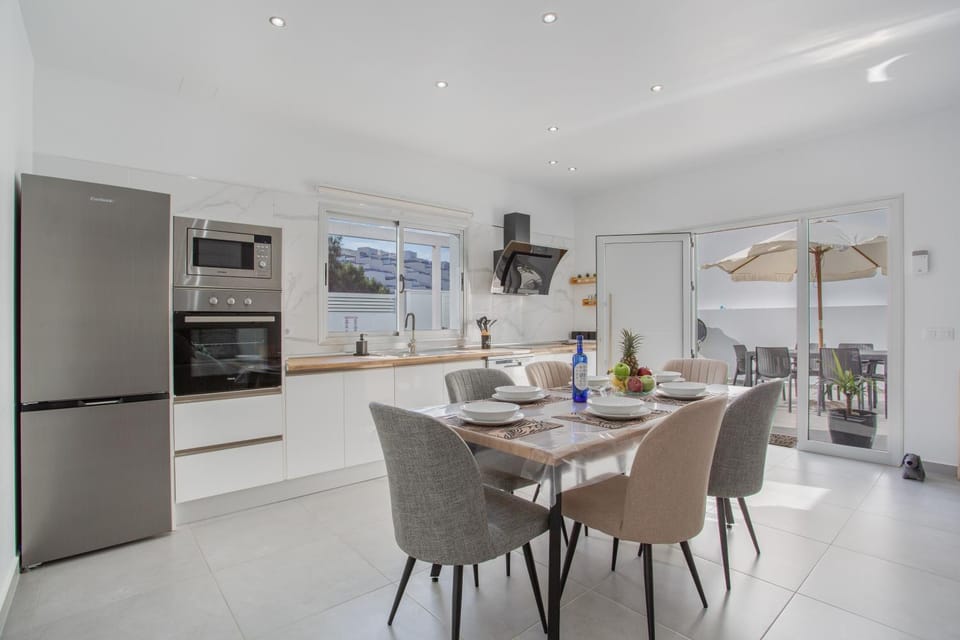 Property building, Kitchen or kitchenette, Living room