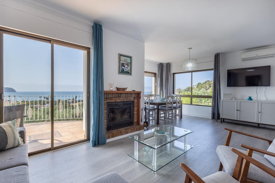 Communal lounge/ TV room, TV and multimedia, View (from property/room), Balcony/Terrace, Living room, Dining area, Sea view