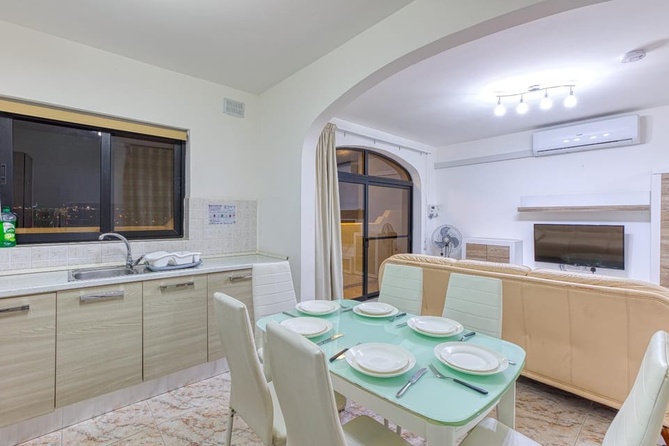 Living room, Seating area, Dining area, minibar, pet friendly, stove, air conditioner
