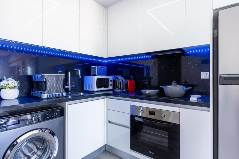 Coffee/tea facilities, microwave, oven, stove, toaster, washing machine, kitchen