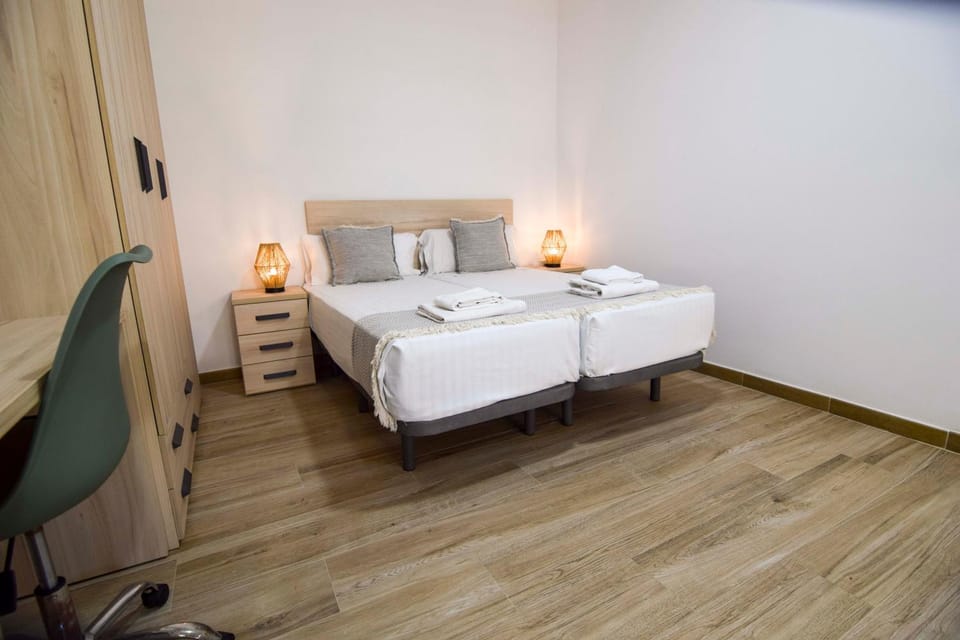 Bed, Bedroom, towels