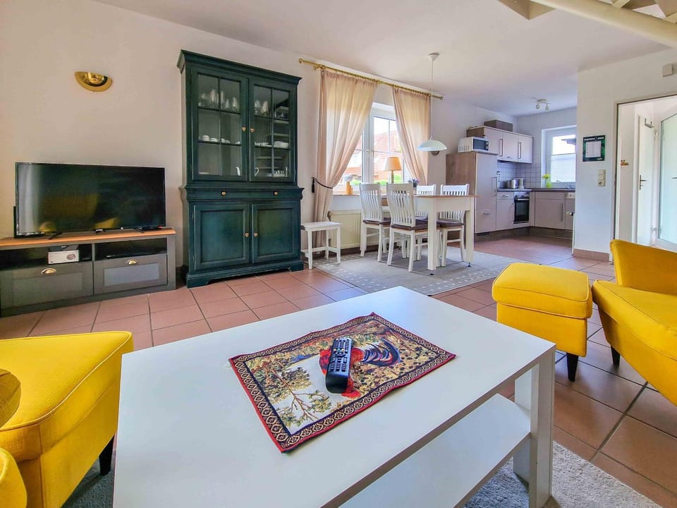 TV and multimedia, Kitchen or kitchenette, Living room, Seating area, Dining area