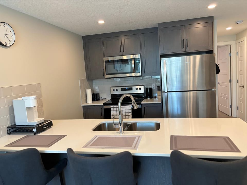 Cozy & Stylish AC Suite Near YYC Airport Apartment in Calgary
