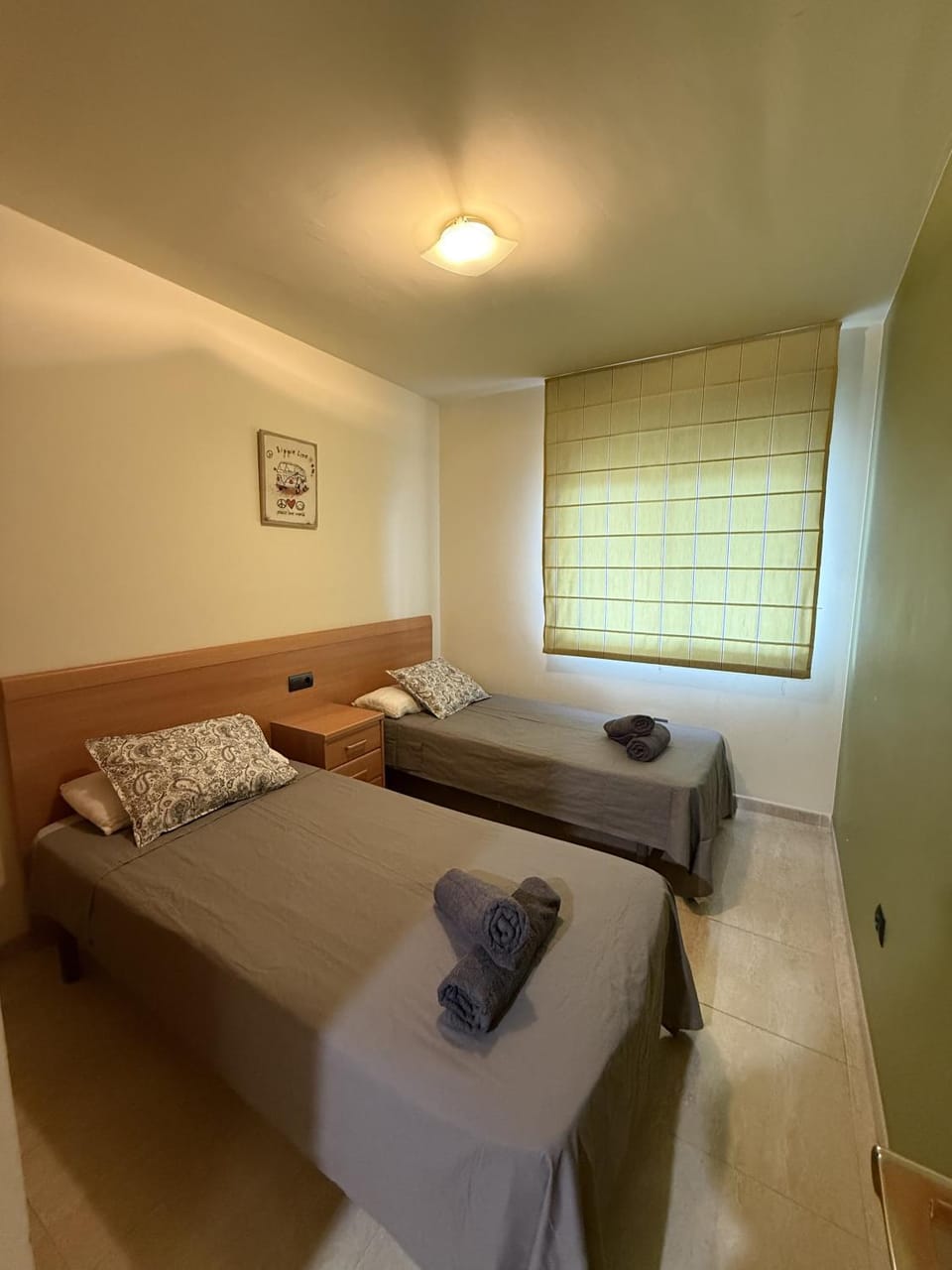 Bed, Bedroom, towels