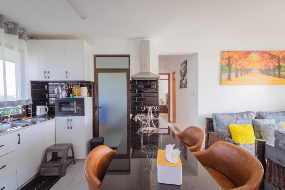 Kitchen or kitchenette, Dining area, stove