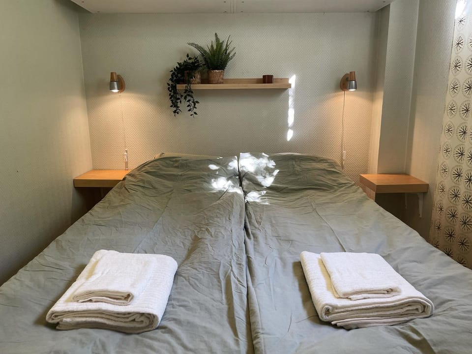 Bed, Bedroom, towels