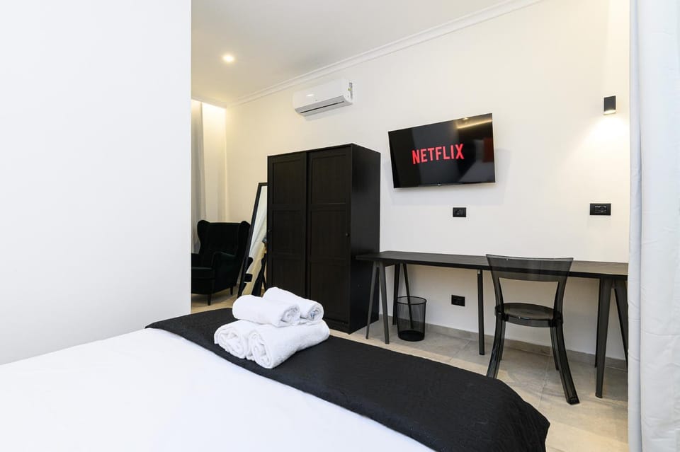 Bed, TV and multimedia, Photo of the whole room, Bedroom, towels, wardrobe, air conditioner