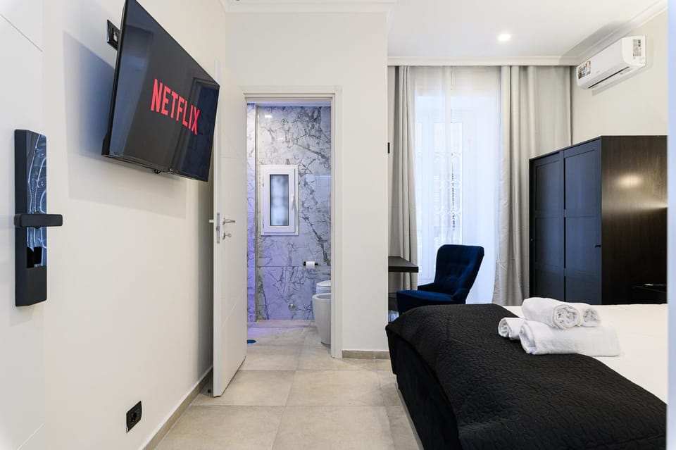 Bed, TV and multimedia, Photo of the whole room, Bedroom, towels, air conditioner