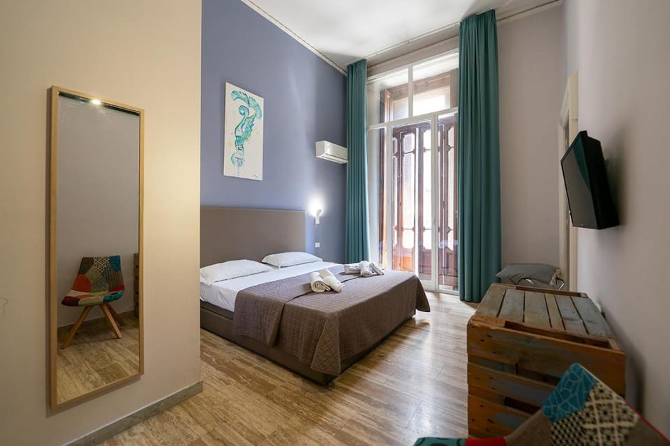 Bed, TV and multimedia, Photo of the whole room, Bedroom, towels, wardrobe