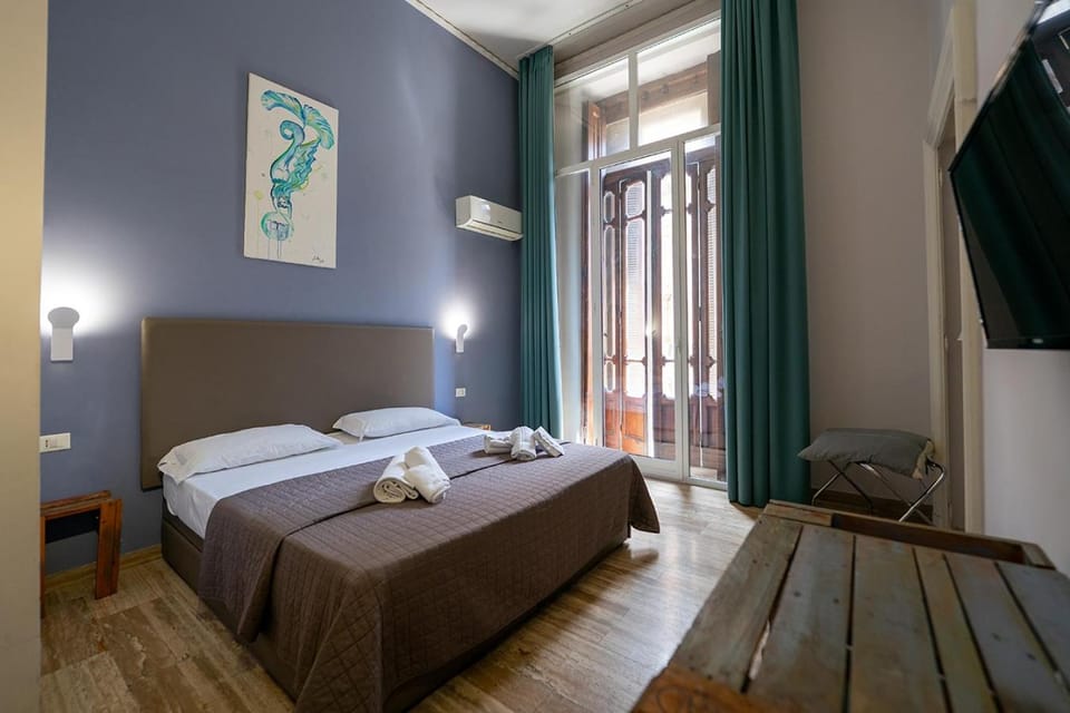 Communal lounge/ TV room, Bed, TV and multimedia, Photo of the whole room, Evening entertainment, Bedroom, towels, air conditioner