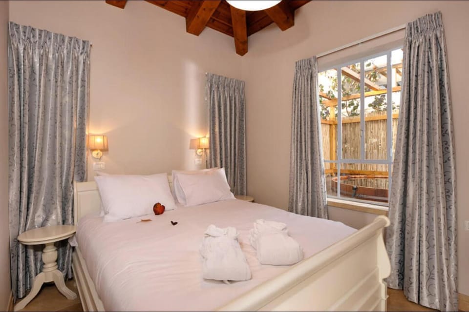 Bed, Photo of the whole room, towels