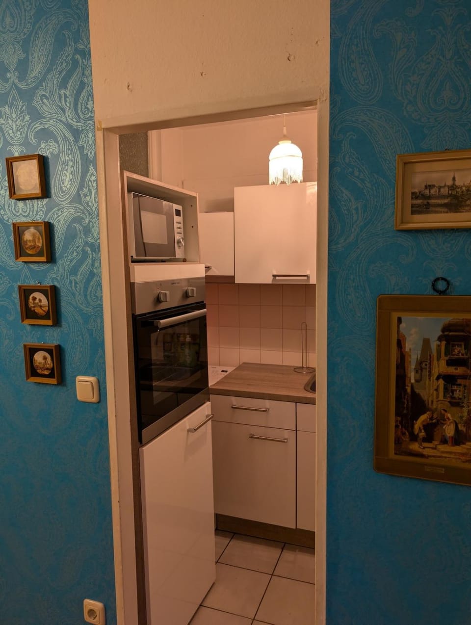 Kitchen or kitchenette, microwave, oven