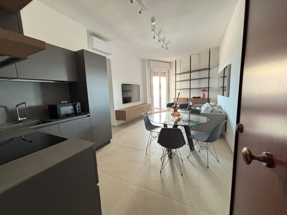 CN018 - Cesenatico, elegante quadrilocale fronte mare con posto auto Apartment in Cesenatico