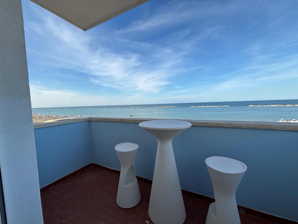 CN018 - Cesenatico, elegante quadrilocale fronte mare con posto auto Apartment in Cesenatico