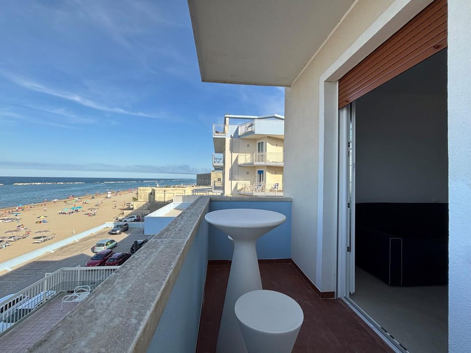 CN018 - Cesenatico, elegante quadrilocale fronte mare con posto auto Apartment in Cesenatico