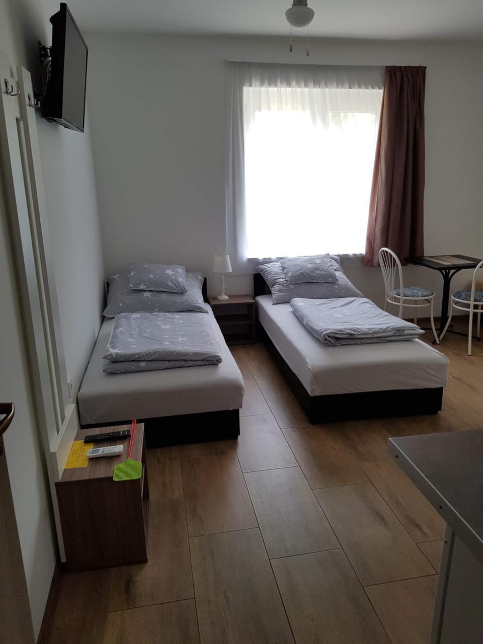 Bed, TV and multimedia, Dining area, Bedroom