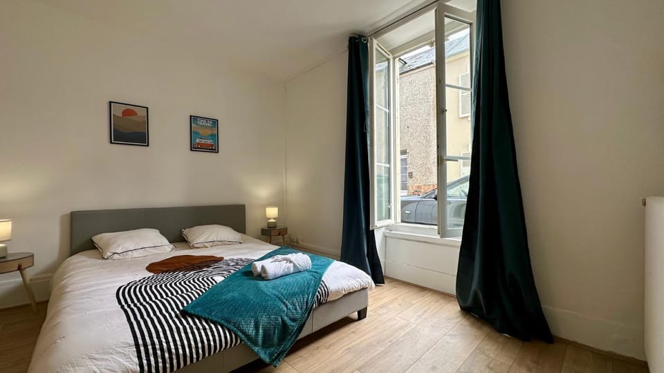 Bed, Bedroom, towels