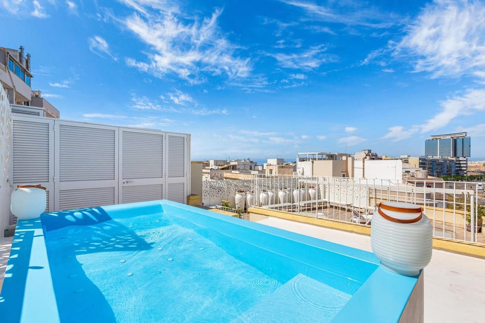 Hot Tub, Swimming pool