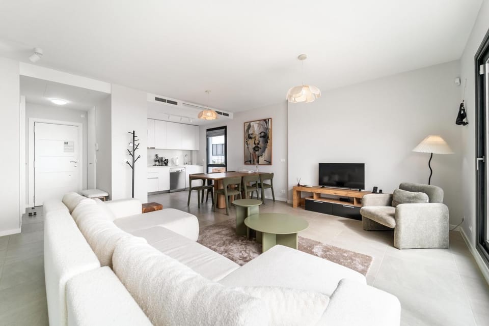 TV and multimedia, Kitchen or kitchenette, Living room, Seating area, Dining area, air conditioner