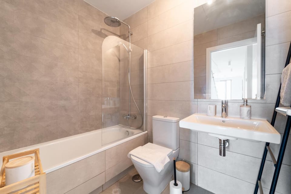 Shower, Toilet, Bathroom, Bath, towels