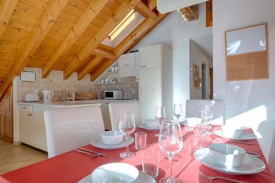 Kitchen or kitchenette, Dining area