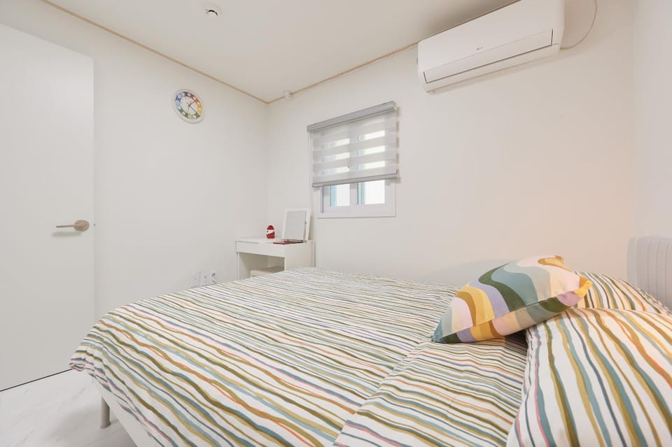 Bed, Photo of the whole room, Bedroom, air conditioner