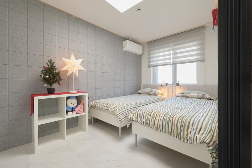 Bed, Photo of the whole room, Bedroom, air conditioner