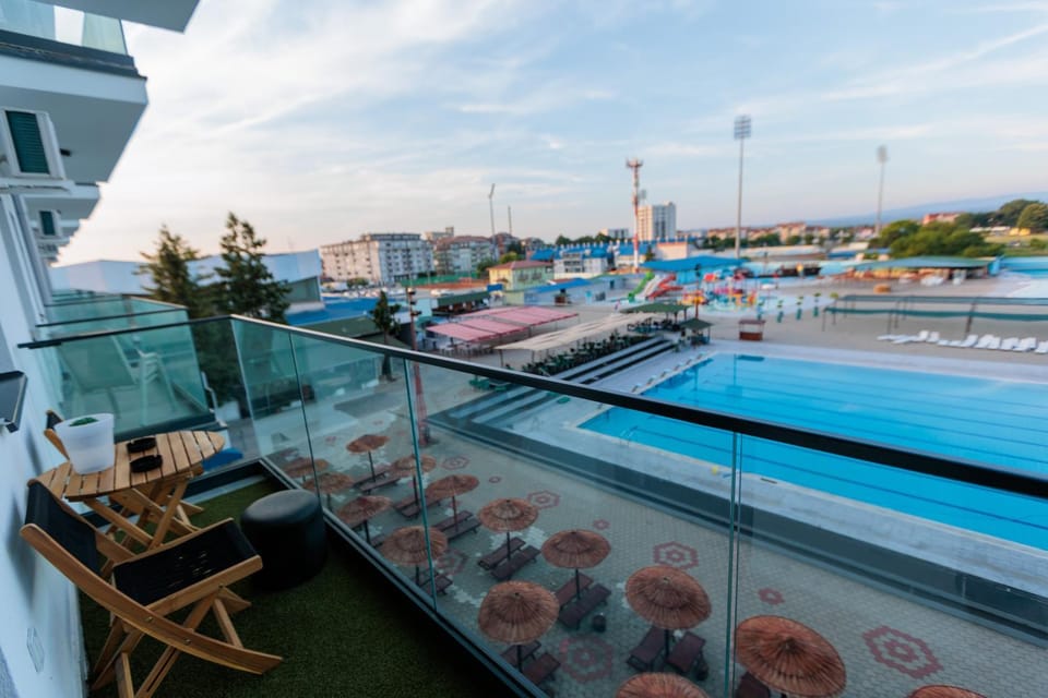 Decorative detail, Pool view, Swimming pool
