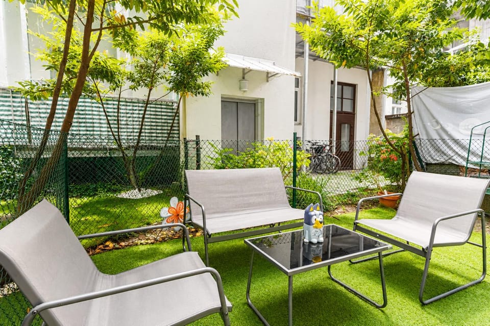 Property building, Patio, Garden, Seating area, Garden view, sunbed
