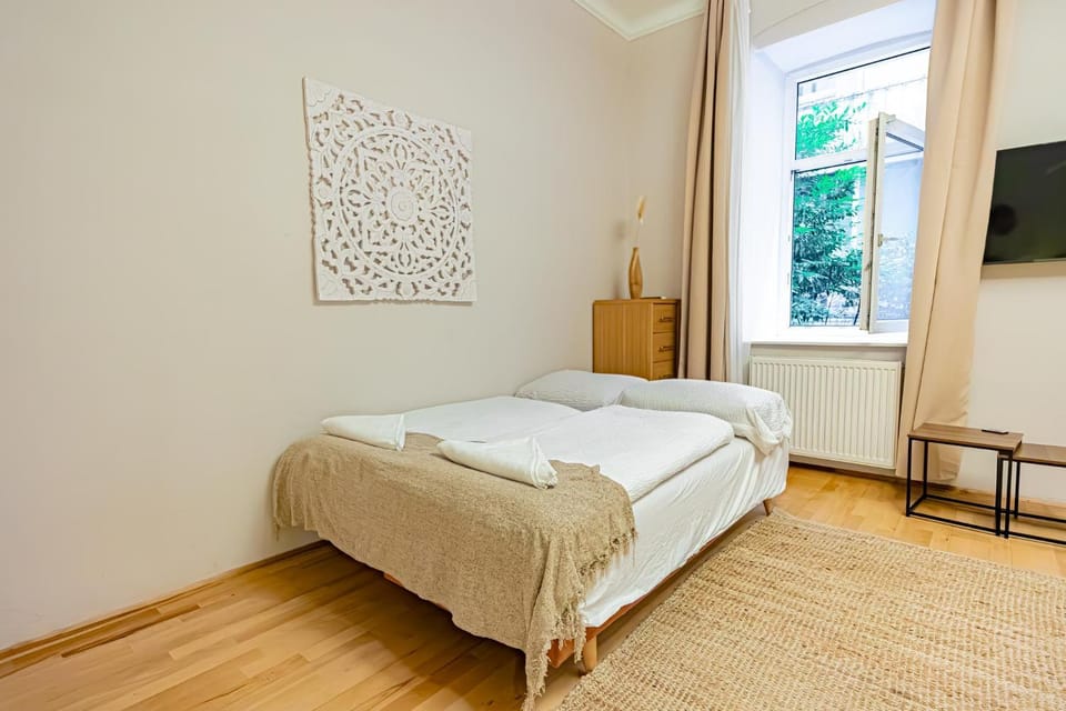 Property building, TV and multimedia, Bedroom
