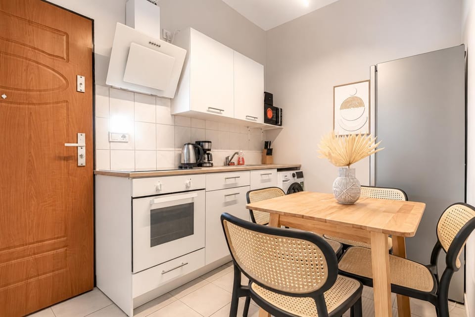 Coffee/tea facilities, Kitchen or kitchenette, Dining area, oven, stove, toaster
