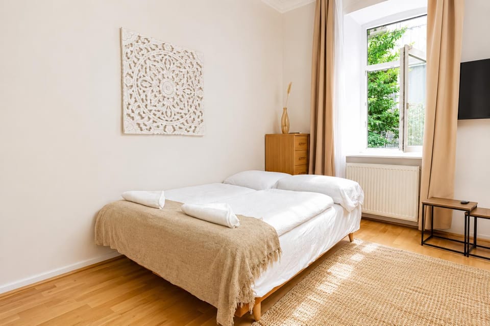 Bed, TV and multimedia, Bedroom