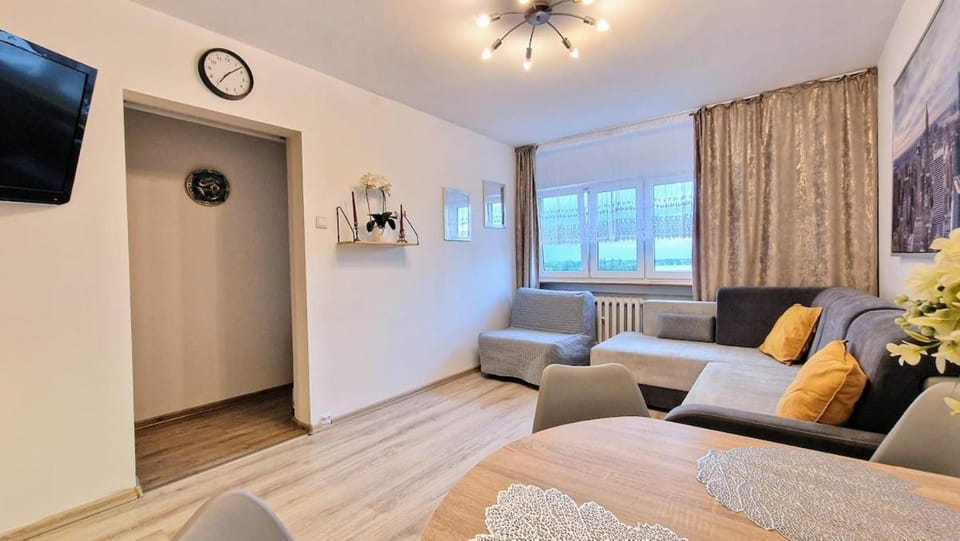 Bed, TV and multimedia, Living room, Photo of the whole room