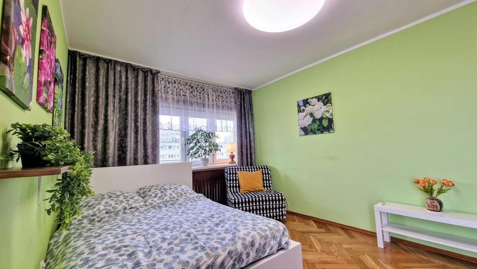 Bed, Photo of the whole room, Seating area, Bedroom