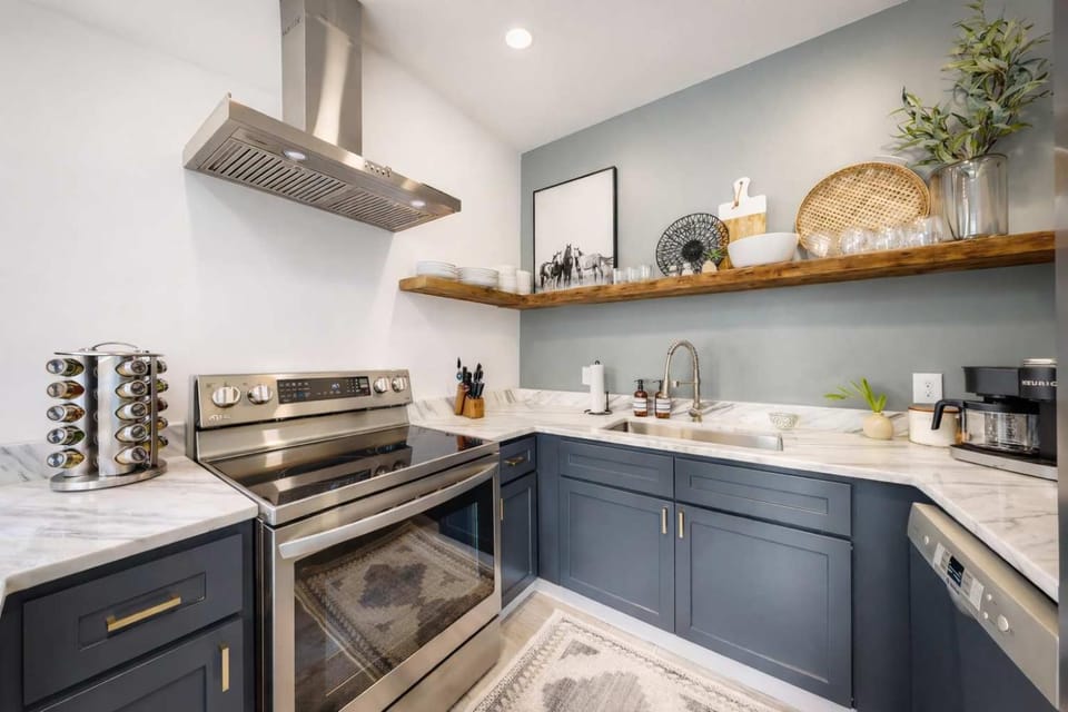 NEW Luxury Home near Downtown Close to Nulu House in Jefferson County