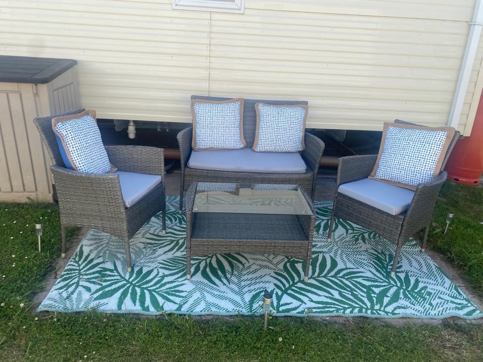 Seaside 2-Bed Caravan Retreat - Sleeps 6 & Parking House in Prestatyn