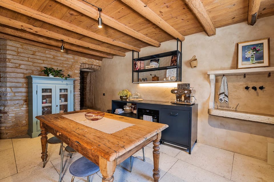 Coffee/tea facilities, Kitchen or kitchenette, Dining area
